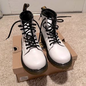 Dr. Martens White
Leather Docs Size W6
Original Box Included